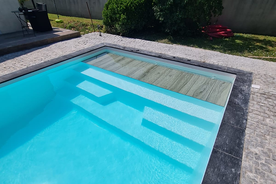AKOYA 7, marches toute largeur et plage intégrée
