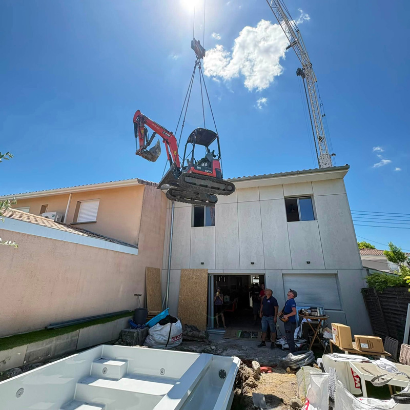 Chantier technique de piscine avec accès difficile et intervention d'une grue en Gironde