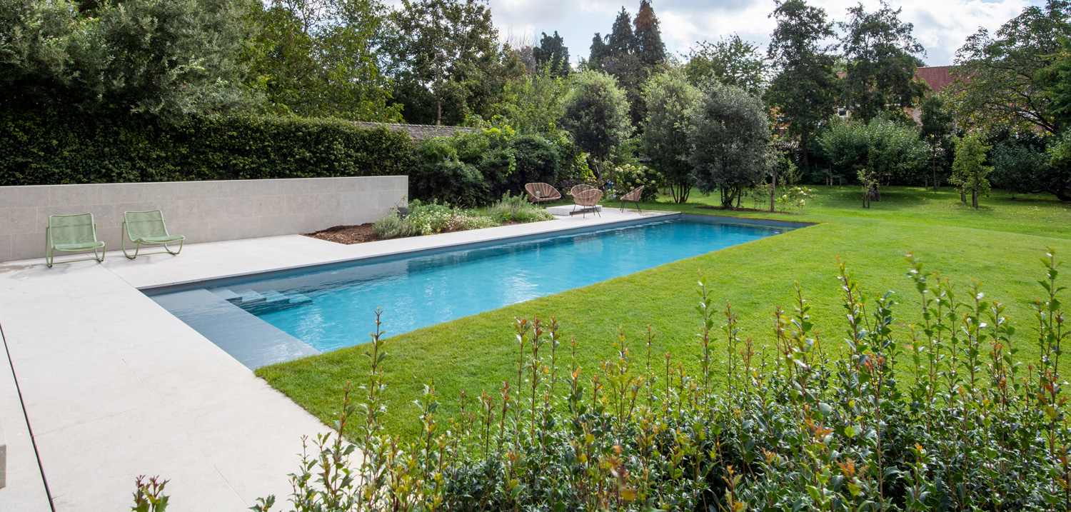 Piscine haut de gamme intégrée dans un jardin paysager